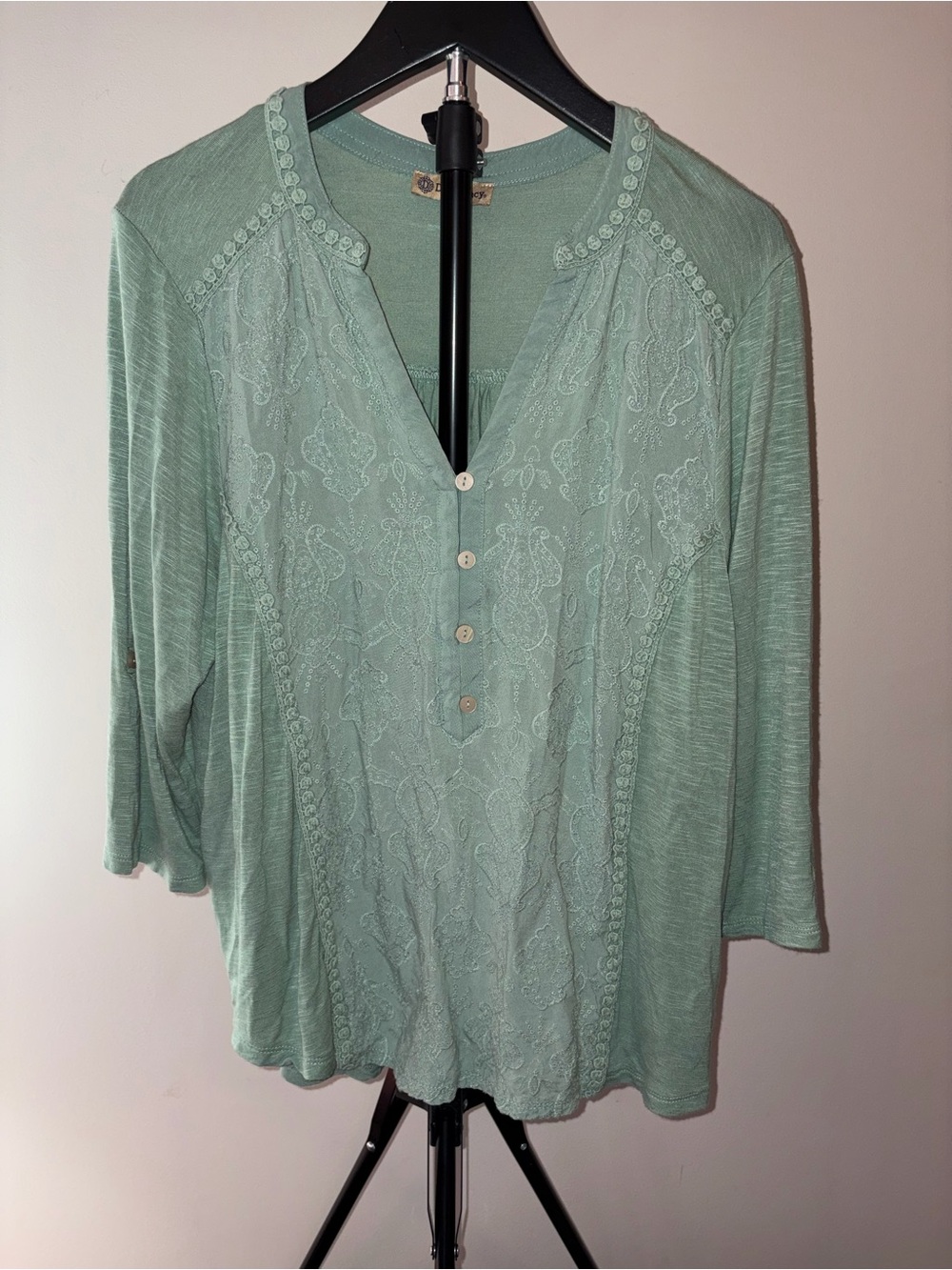 Democracy 3/4 sleeve mint green knit top w/embroidered lace front panel sz L EUC